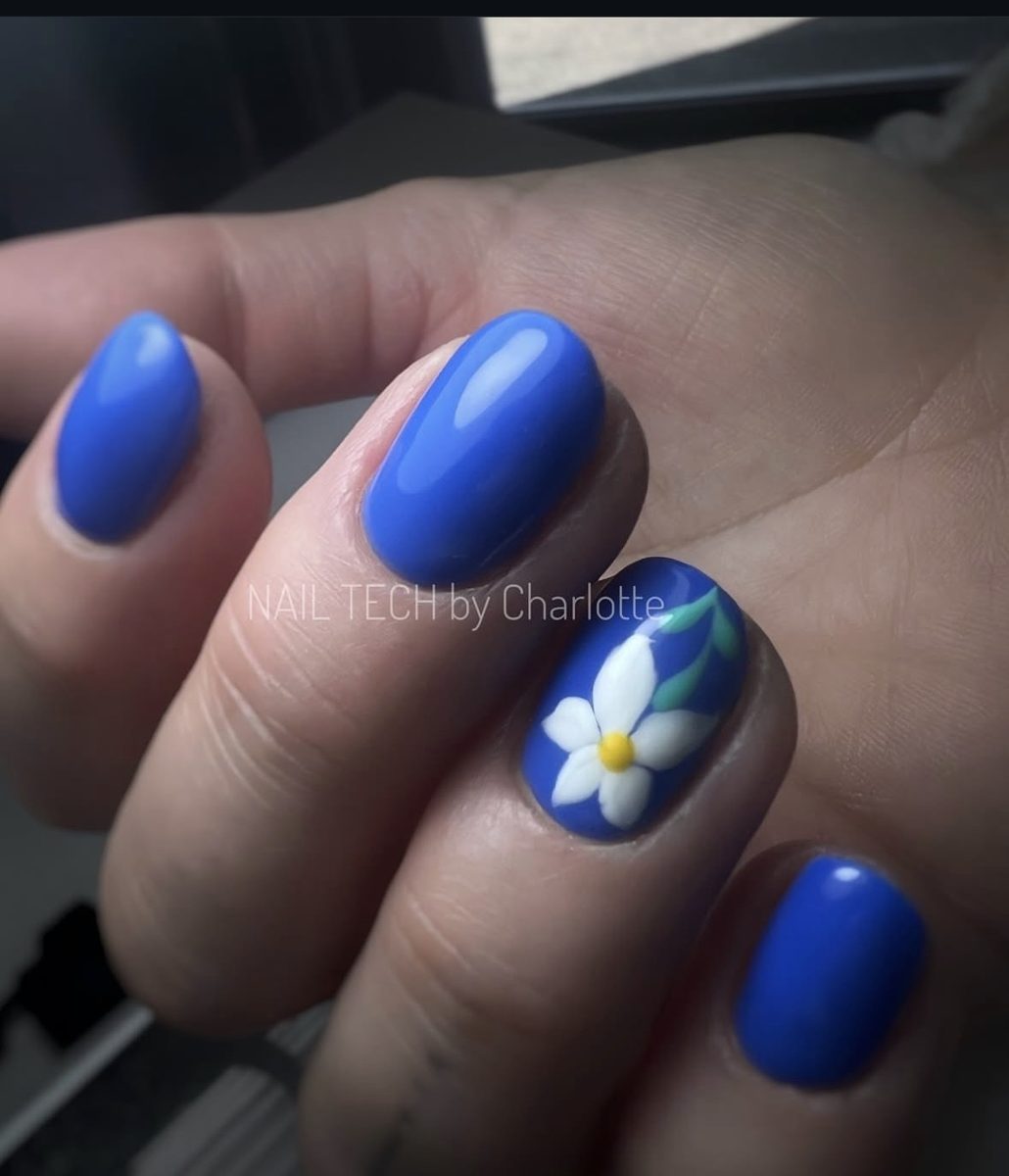Nail art fleur bleue par Nail Tech Studio