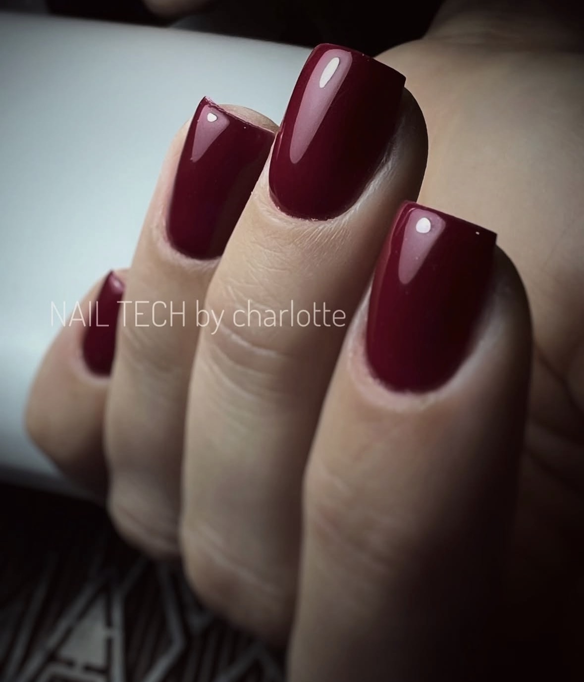 Pose d'ongles gel bordeaux par Nail Tech Studio by Charlotte à Mandelieu-la-Napoule